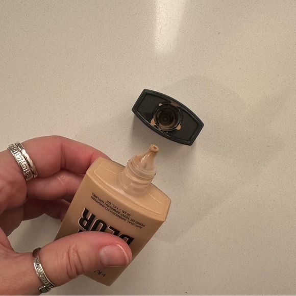 EUC HUDA BEAUTY Easy Blur Natural Airbrush Foundation - Picture 3 of 3